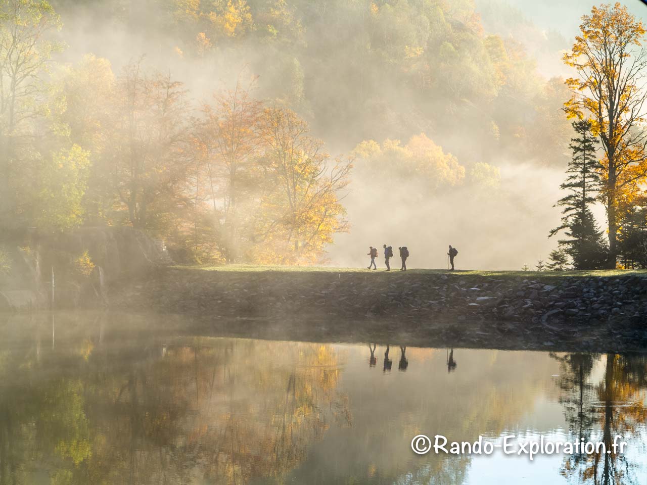 randonnée dans la brume d'automne d'un lac d'altitude