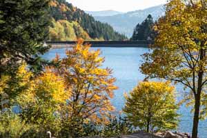 Lac glaciaire des Vosges en automne
