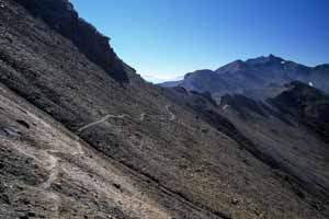 Sentier de randonnée à flanc de montagne