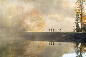 randonnée dans la brume d'automne d'un lac d'altitude