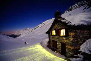 Refuge des Alpes dans la nuit d'hiver