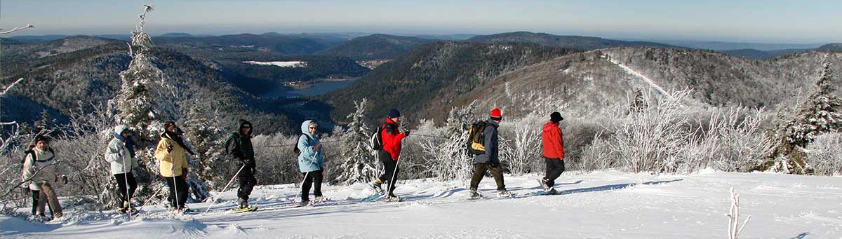 Randonneurs en raquette sur les crêtes des Vosges