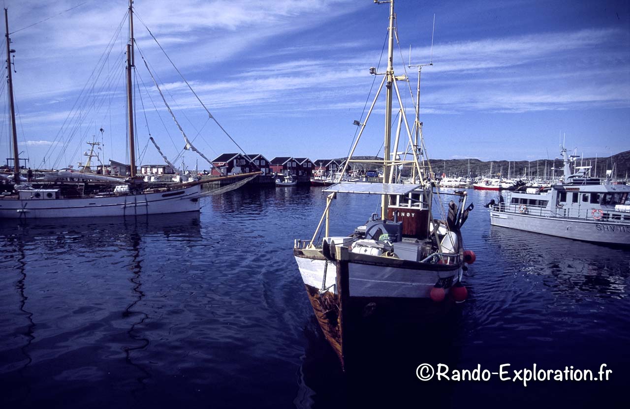 Un chalutier rentre au port