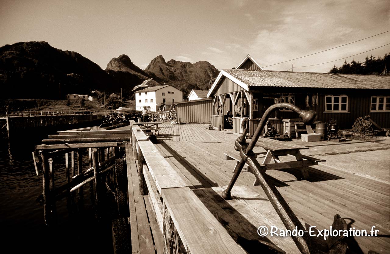Le port de Stamsund en sépia
