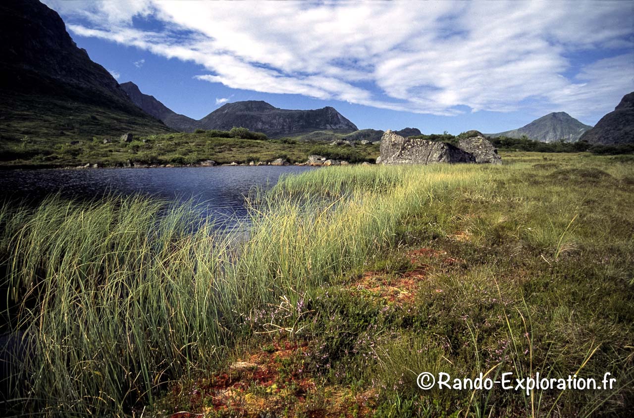 un des nombreux petits lacs des îles Lofoten