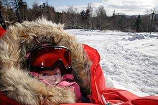 Petit enfant dans une pulka